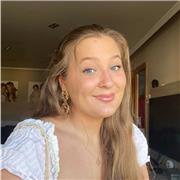 Puedo dar clase tanto a niños pequeños como a adultos ya que dispongo de un nivel  alto del idioma (título advanced C1) y me puedo adaptar a los diferentes niveles